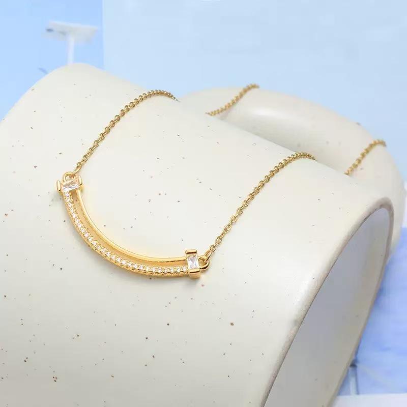 Vintage Titanium Steel Women's Pearl Pendant Necklace - Light Luxury Clavicle Chain