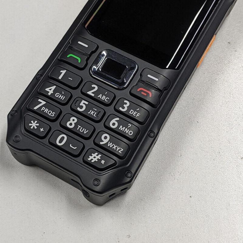 Soyes K80 GSM 2G Mobilní telefon 2,4palcový HD displej Dual SIM MP3 FM Vibrace 1800mAh SOS Svítilna Budík Tlačítkový telefon pro seniory