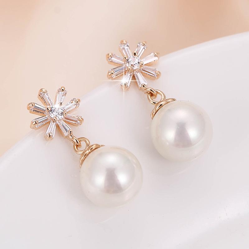 Elegant Floral Pearl and Rhinestone Stud Earrings for Women