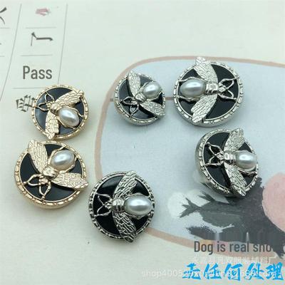 Elegancki metalowy guzik 3D w kształcie pszczoły z okrągłą perłą do dekoracji odzieży