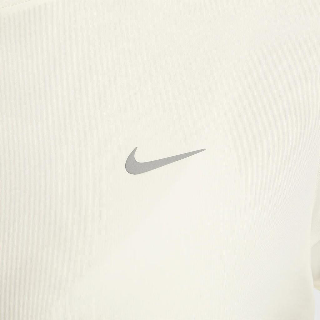 Nike Swoosh Rundhals Schnelltrocknend Lässig Kurzarm Reguläres T-Shirt Damen Oberteile Silber HM9699133