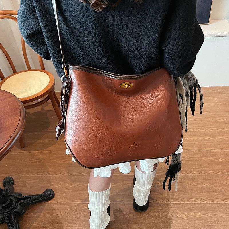 2025 new fashion niche retro tote bag women's commuter large capacity handmade messenger shoulder bag