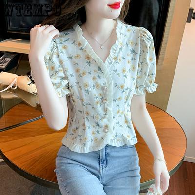Camisa elegante de verano para mujer con un diseño nicho y mangas abullonadas con volantes florales.