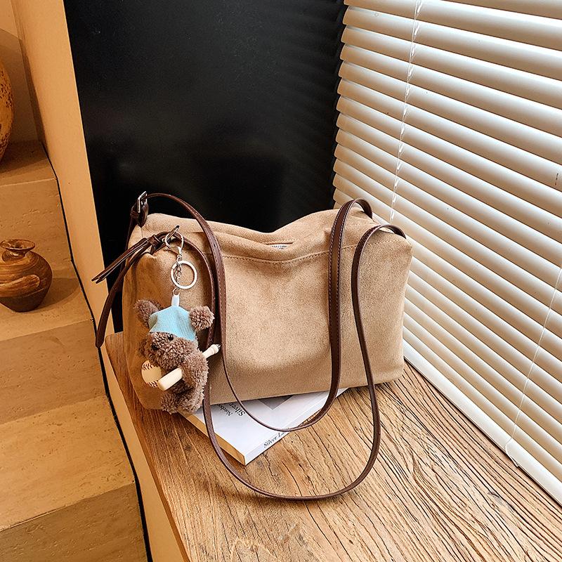 

2025 осень и зима новая мода простая наплечная сумка ленивый ветер сумка корейская нишевая замшевая сумка-мессенджер тоут no pendant хаки