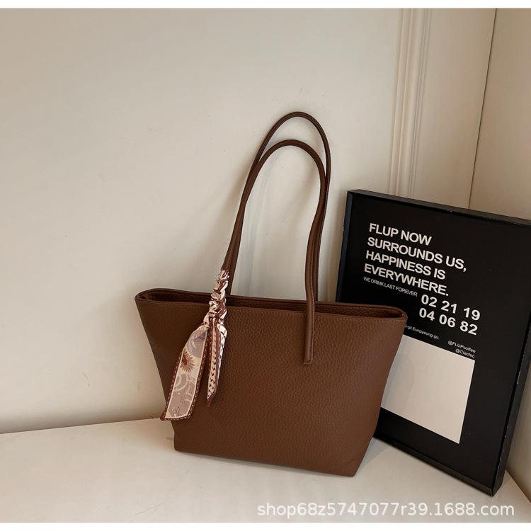 

Large-capacity commuter bag women s 2025 new spring and summer simple student shoulder bag work leisure tote bag темно-коричневого