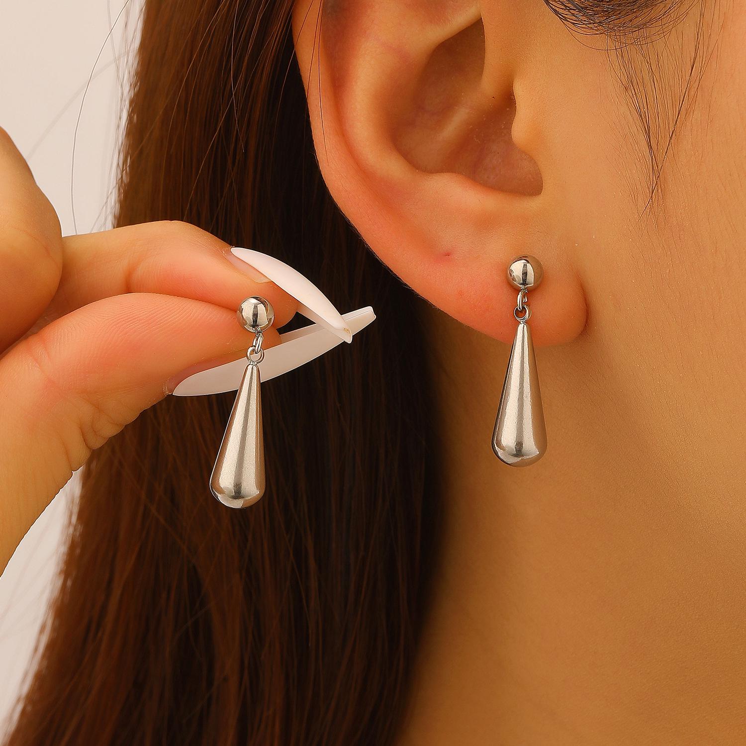 Минималистичный набор из ожерелья-подвески в виде капли и серег из титановой стали