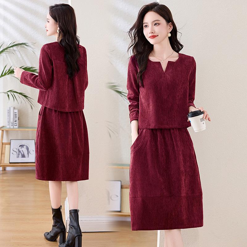 

Весна 2025 Женский облегающий комплект топ с V-образным вырезом и юбка - ZY2503 M (45-54 kg)