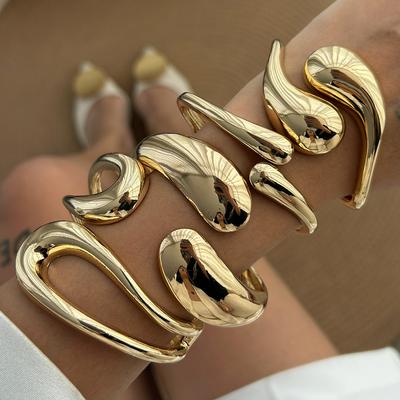 Hip-Hop Futuristisches Metall Glänzendes Armband, Trendige Geometrische Textur Wassertropfen Umarmungsarmband Frau