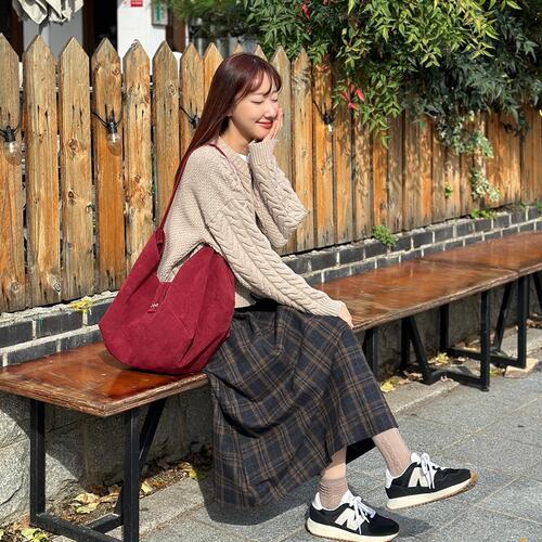 Suin Suede Ssamji Shoulder Bag - Burgundy