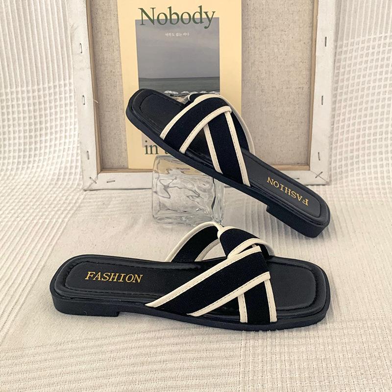 French high-end flat-bottomed cool slippers for women's summer wear Xiaoxiangfeng 2025 new Internet celebrity going out beach shoes