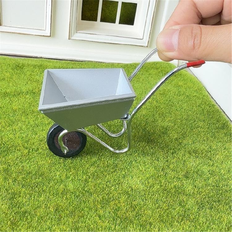 Miniaturowy Wózek Ogrodowy Z Obrotowymi Kółkami Wytrzymały Metalowy Model Wózka Gospodarskiego Figurka Do Domku dla Lalek Skala 1/12 Prezentacja