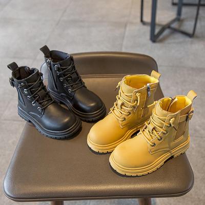Nowe modne buty dziecięce na zimę 2024 - chłopięce kozaki i dziewczęce krótkie botki - duże żółte buty z miękkim podeszwą - pojedyncze buty.