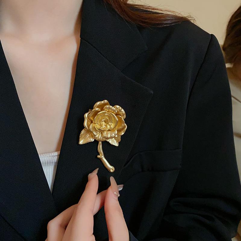 Rose Flower Brooch for Women French Luxury Golden Lapel Pins Corsage Delicate Suit Corsage Pins Party Dress Jewelry Accessories