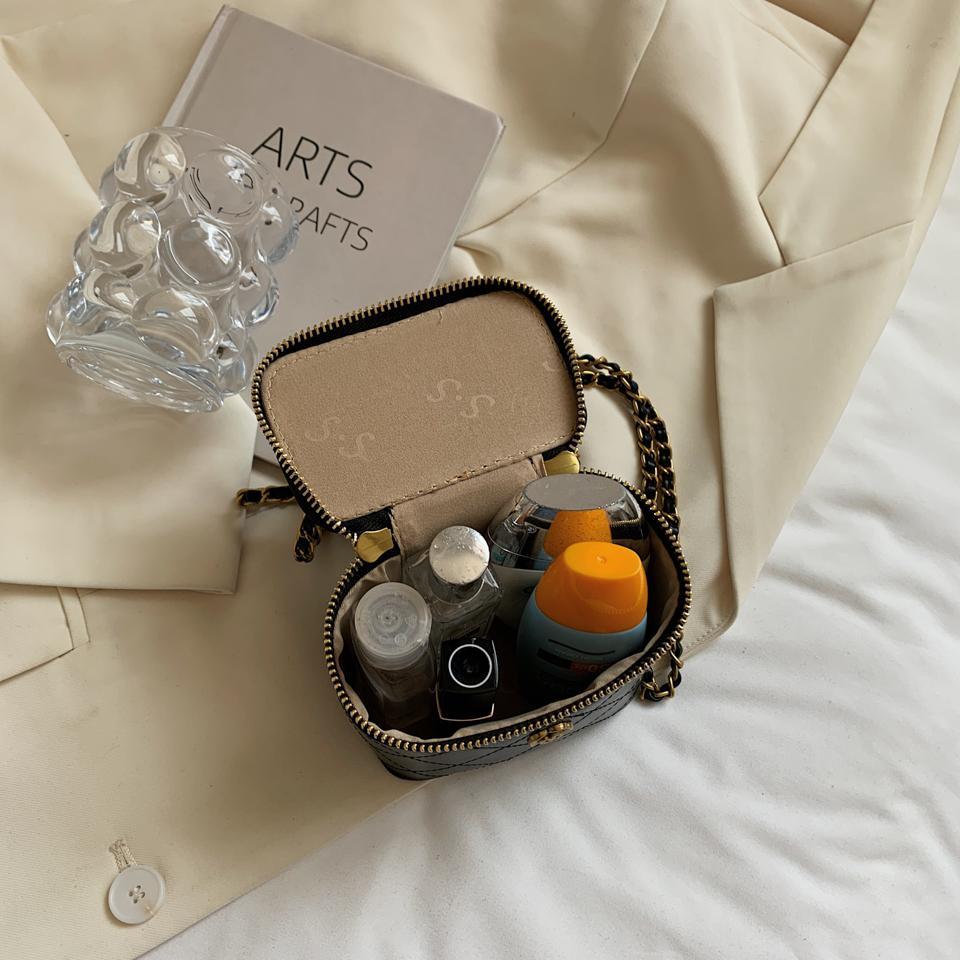 A small handbag made of exquisite color PU material, fashionable and popular styles, improve temperament