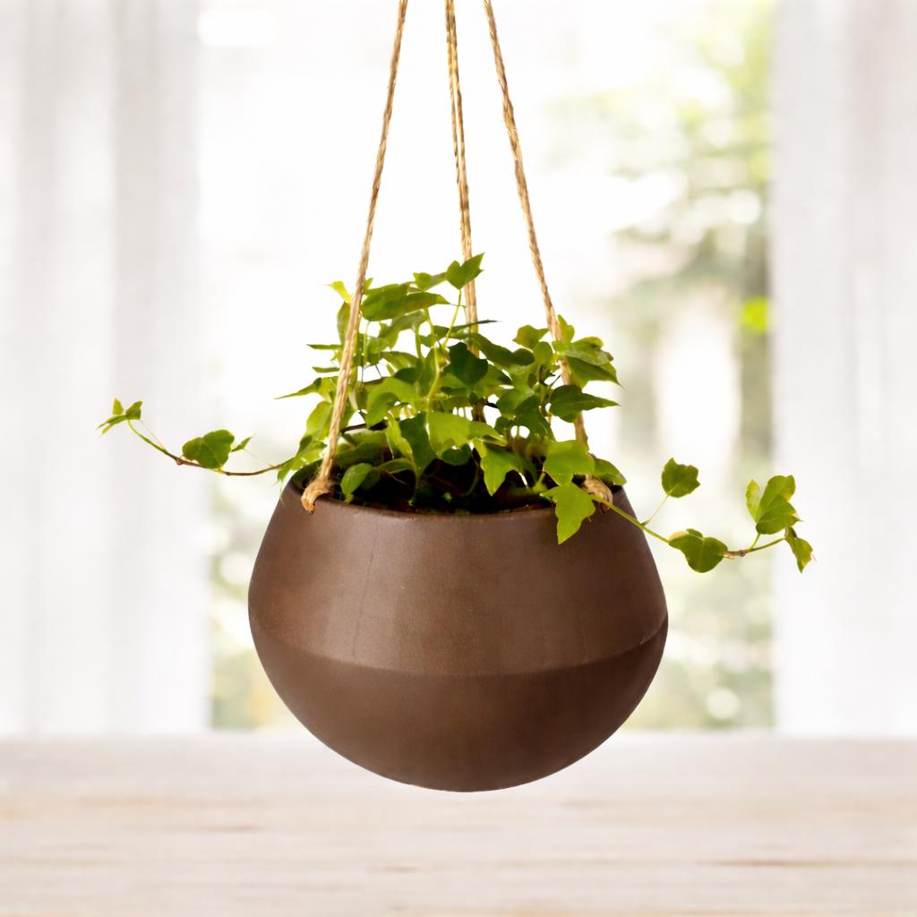 Vaso da fiori emisferico marrone da appendere per piante sul balcone