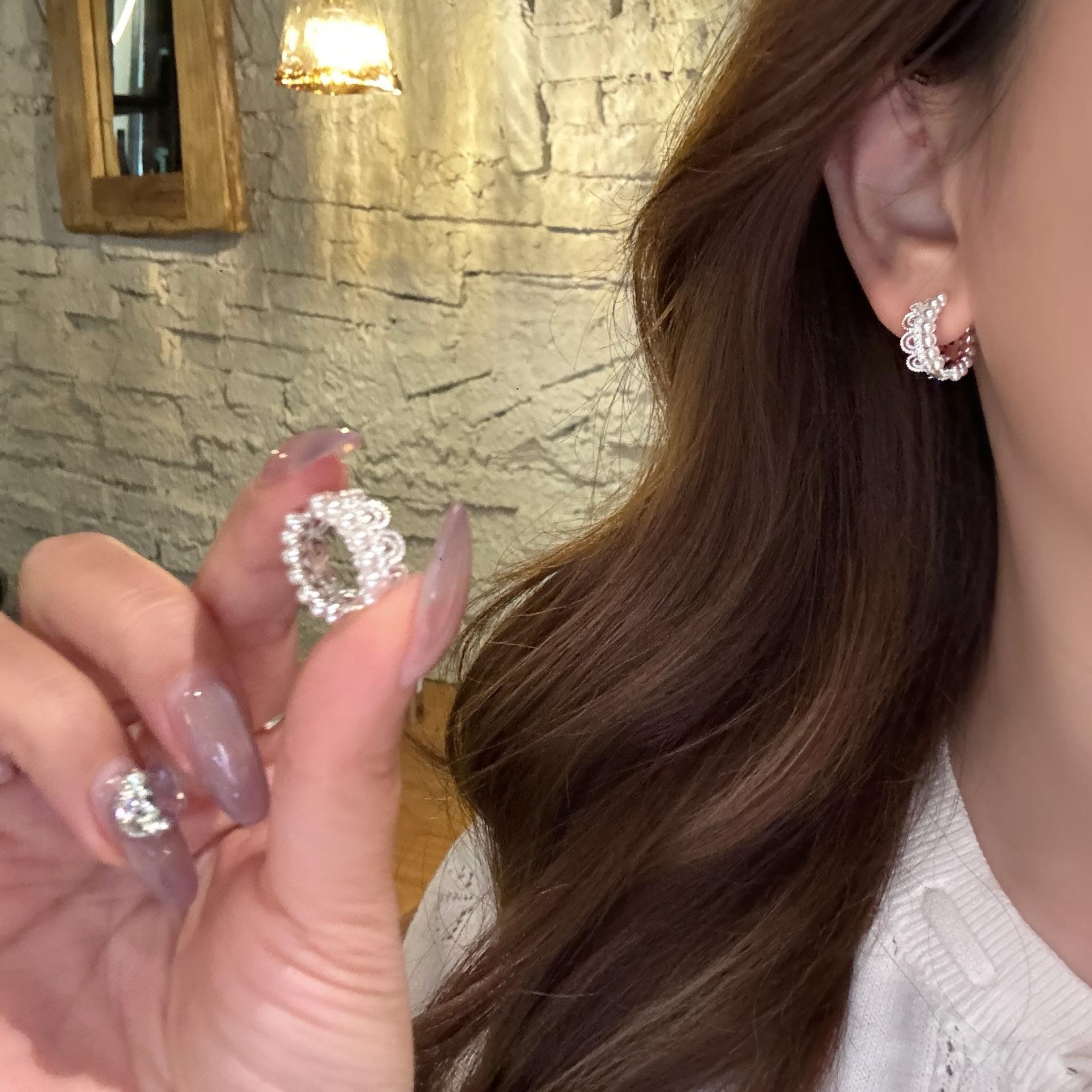 Серьги-клипсы с кружевом и жемчужной короной Модные универсальные серьги Простые серьги Легкая роскошь Геометрия