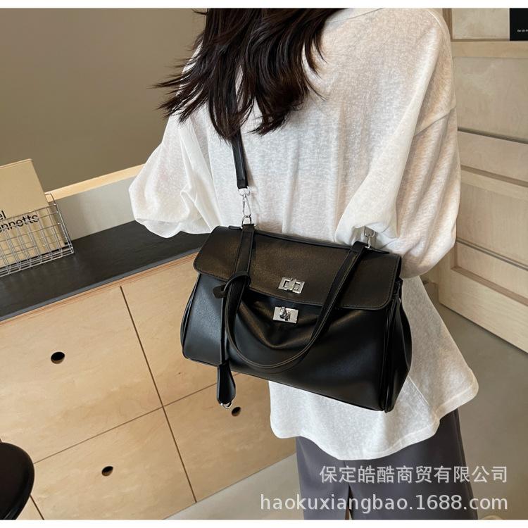 

Portable platinum bag women s 2025 new trendy Korean niche armpit bag high-end sense of foreign style large-capacity commuter bag