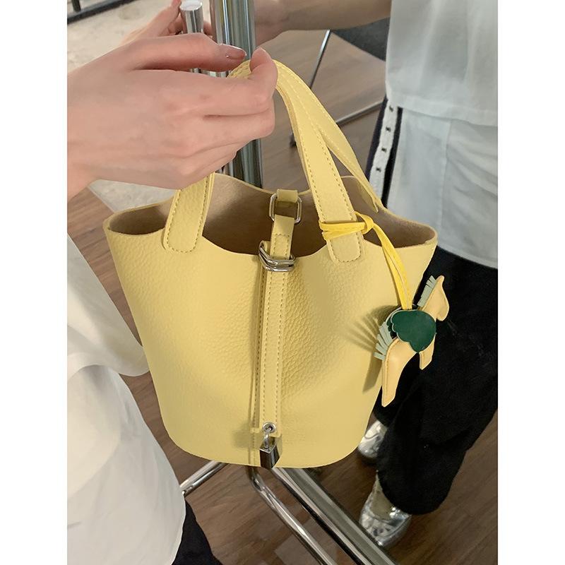 A Fresh and Simple Hand-held Vegetable Basket Bag, A Fashionable and Niche Bucket Bag, and A Versatile Crossbody Bag