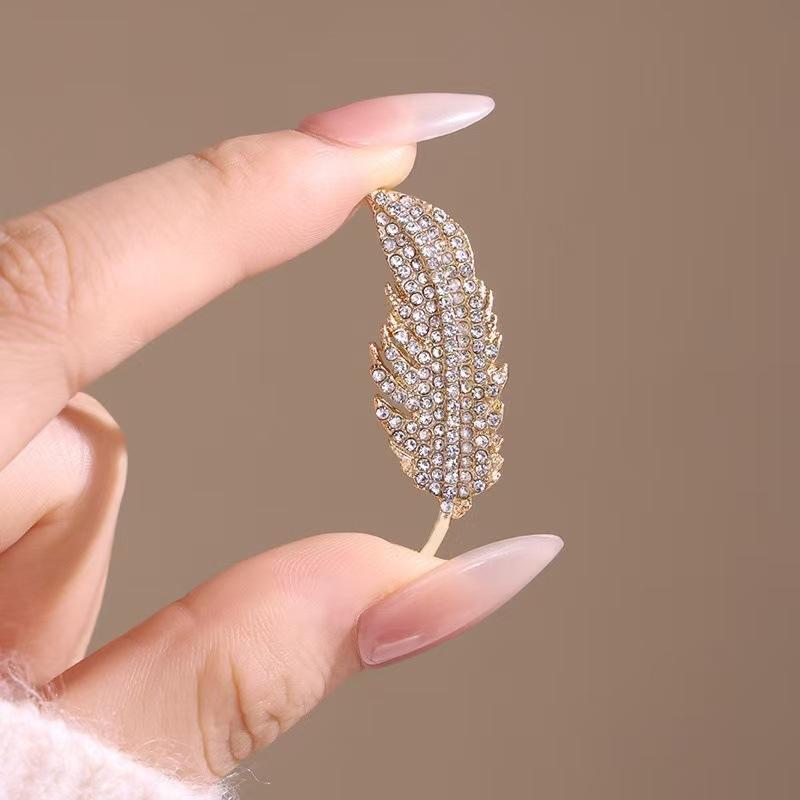 Elegant Feather Brooch with Full Rhinestones Design Luxury Suit Lapel Pin Decorative Safety Pin Anti-Slip Accessory for Jackets and Coats
