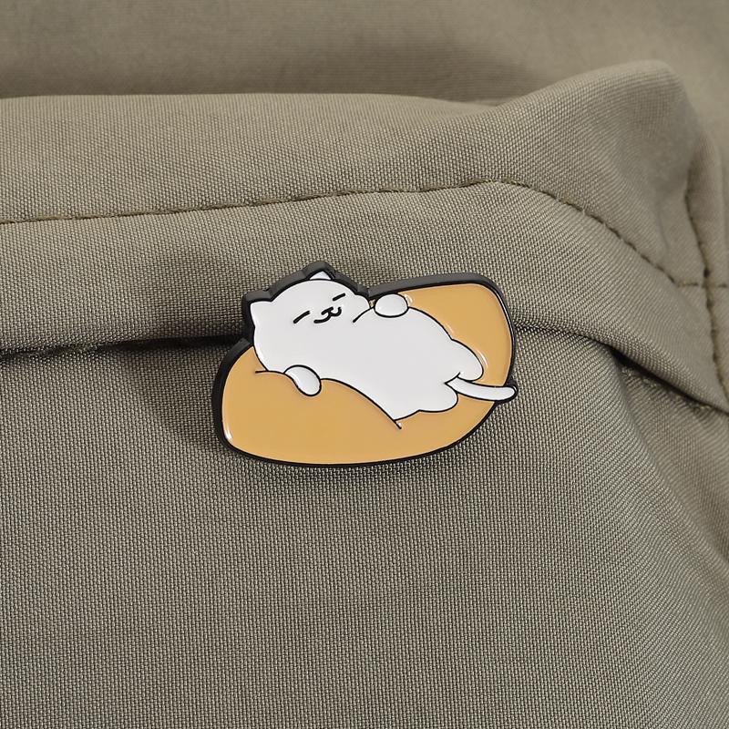 Cuty Cats Enamel Pins Hide and Seek Lazy Kitten In Sofa Brooches Lapel Badges Clothes Cartoon Animal Jewelry Gift for Friends