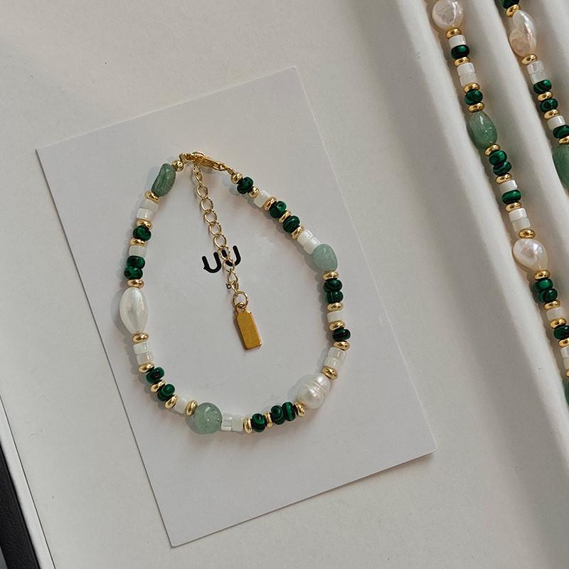 Green Dongling dopamine-inspired freshwater pearl necklace, a stylish and trendy green peacock agate beaded choker for summer