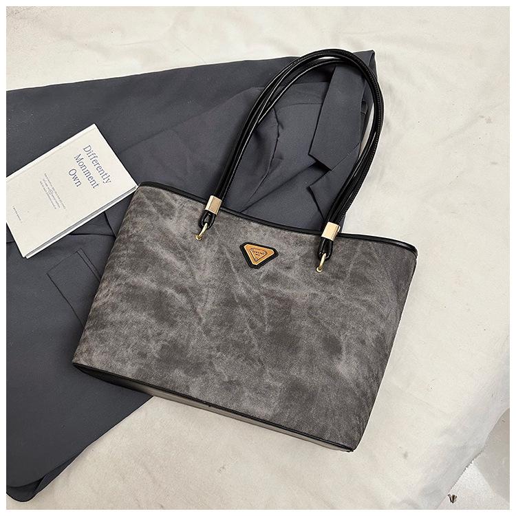 Höst och vinter ny enkel stil nischmode hög känsla toteväska dam pendlar stor kapacitet axelväska