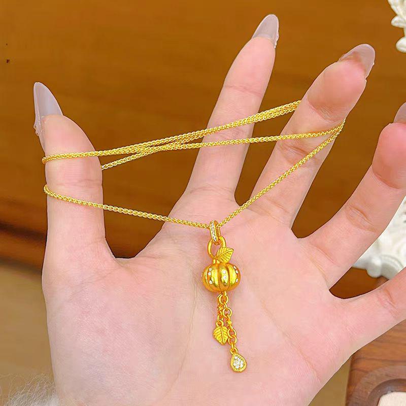 Zlatý přívěsek s třásní ve tvaru dýně: Elegantní klíční řetízek pro ženy s designem osázeným drahokamy
