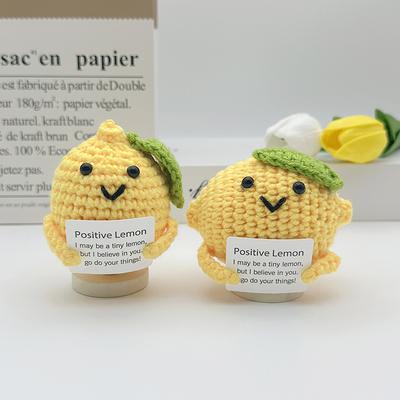 Niedliche handgestrickte positive Zitronen-Fruchtpuppe mit Karte Heimzimmerdekoration Lustige Wollhäkel-Zitrone Desktop-Ornament Geschenke