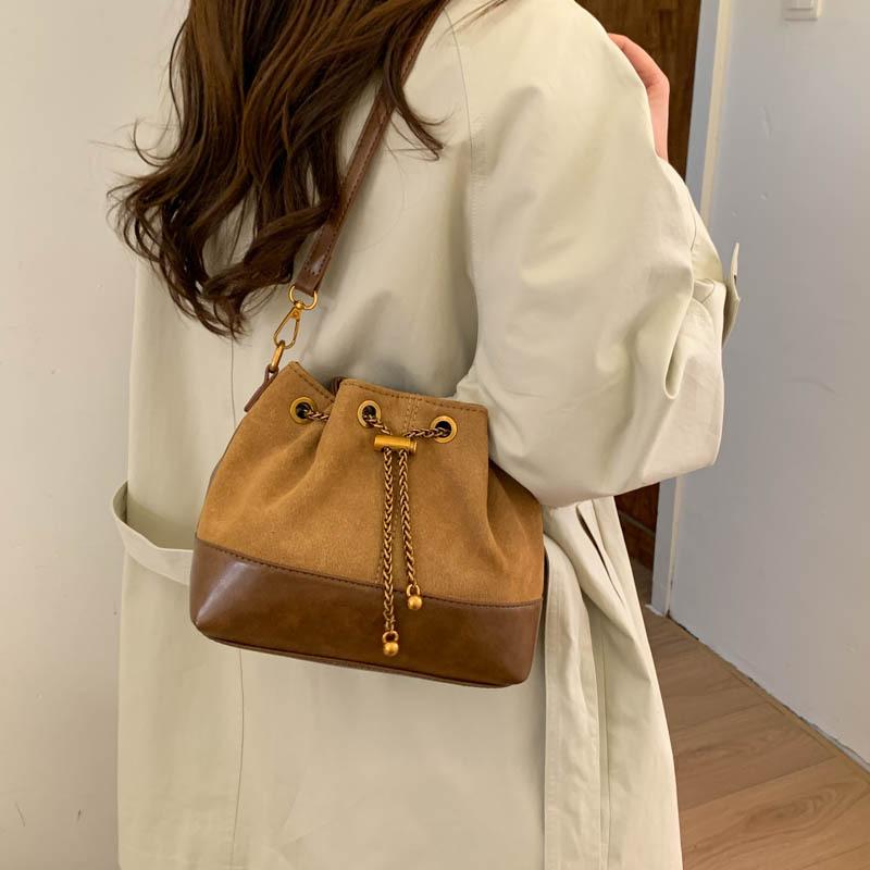 

Матовая ретро маленькая сумка женская осень-зима 2025 новая трендовая сумка-мессенджер в этом году популярная плечевая сумка-подмышка сумка-ведро хаки