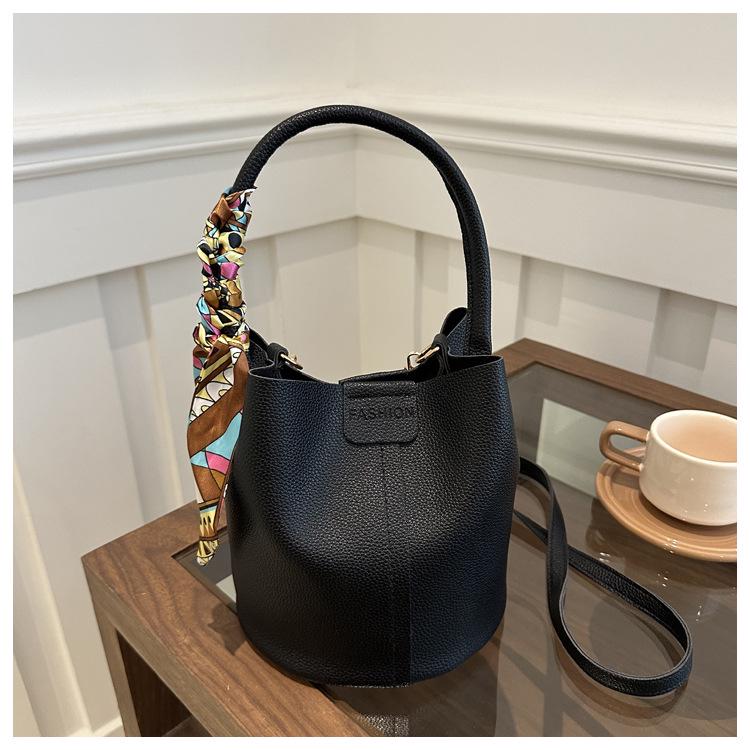 

2024 Літня Жіноча Модна Однотонна Сумка-Відро Кросбоді - Універсальна та Стильна чорний