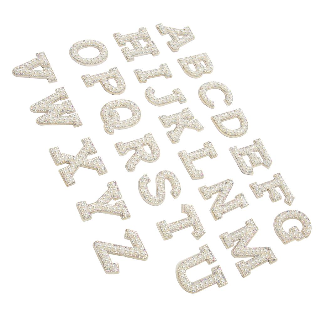 26 st Stryk-på-märken Alfabetstil Faux Pärla Strass Elegant Lätt att Använda Bokstavsmärken för Hatt Ryggsäck Skjorta