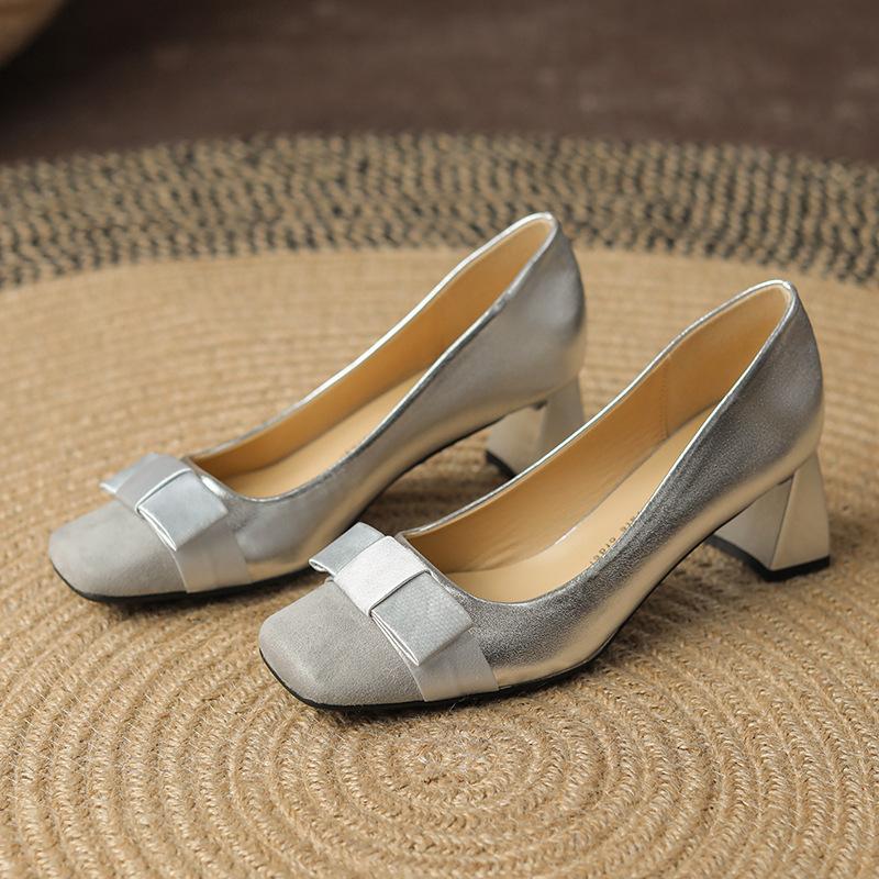 

Xiaoxiangfeng retro splicing small bow color matching square head thick heel single shoes women s high heel versatile spring and autumn 39