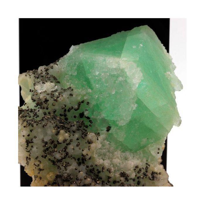 Pierres et Minéraux. Fluorite, Quartz, Pyrite. 3707.5 ct. Chine.