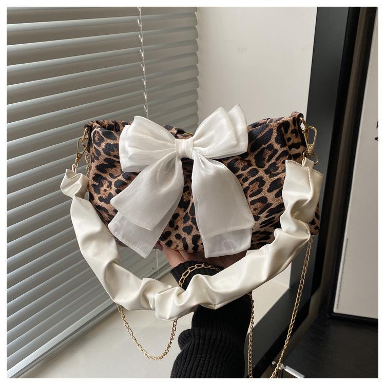 

Плиссированная новая тенденция женская личность леопардовый принт багет бант мода плечо подмышка маленькая квадратная сумка белый