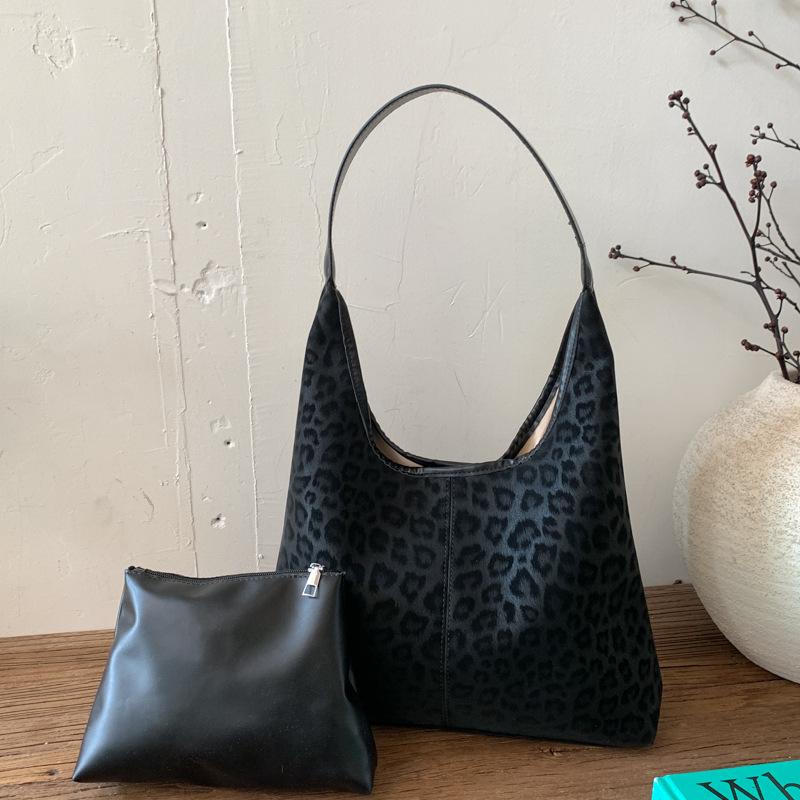 

Popular leopard print retro tote bag 2025 new daily versatile casual shoulder bag classic underarm bag чёрный