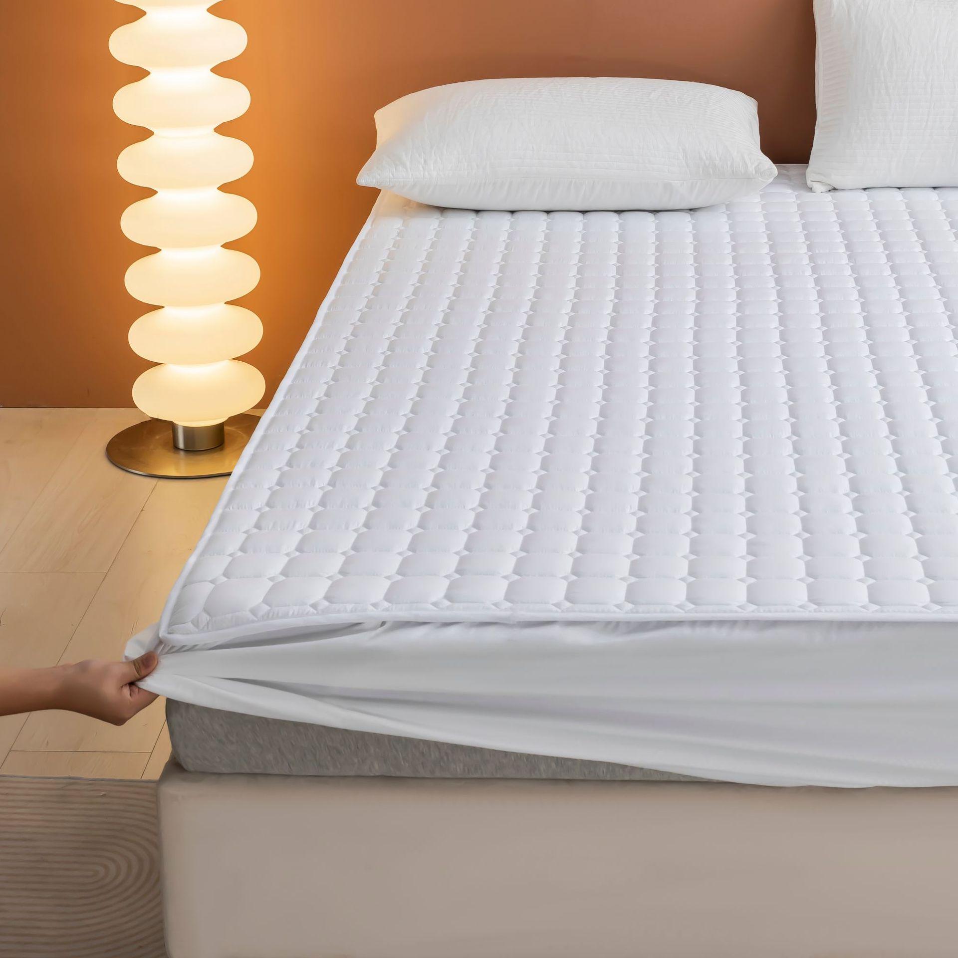 

Non-Slip Hotel Mattress Protector Pad - Soft, Thickened, Easy-Clean Topper for Home or Hotel Use 90x200 cm
