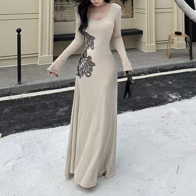 2026 Elegant Chinese-Style Patchwork Lace V-Neck Dress with Coat, Waist-Cinched, Slim-Fit, Autumn/Winter Collection.