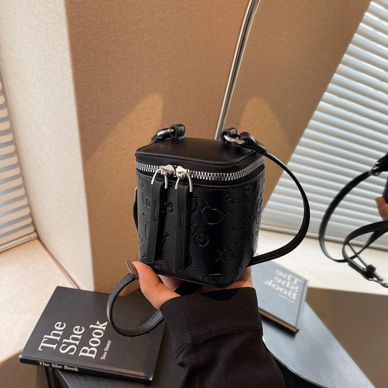 

Exquisite mini embossed bag women s new summer versatile messenger bag mouth red envelope чёрный