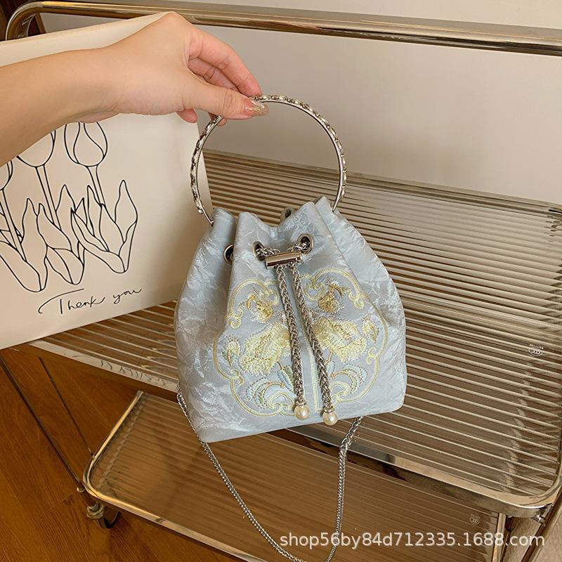 

Сумка маленького размера премиум-текстуры женская 2025 новая модная атласная на плечо через плечо с цепочкой нишевый дизайн сумка подмышку серебряный