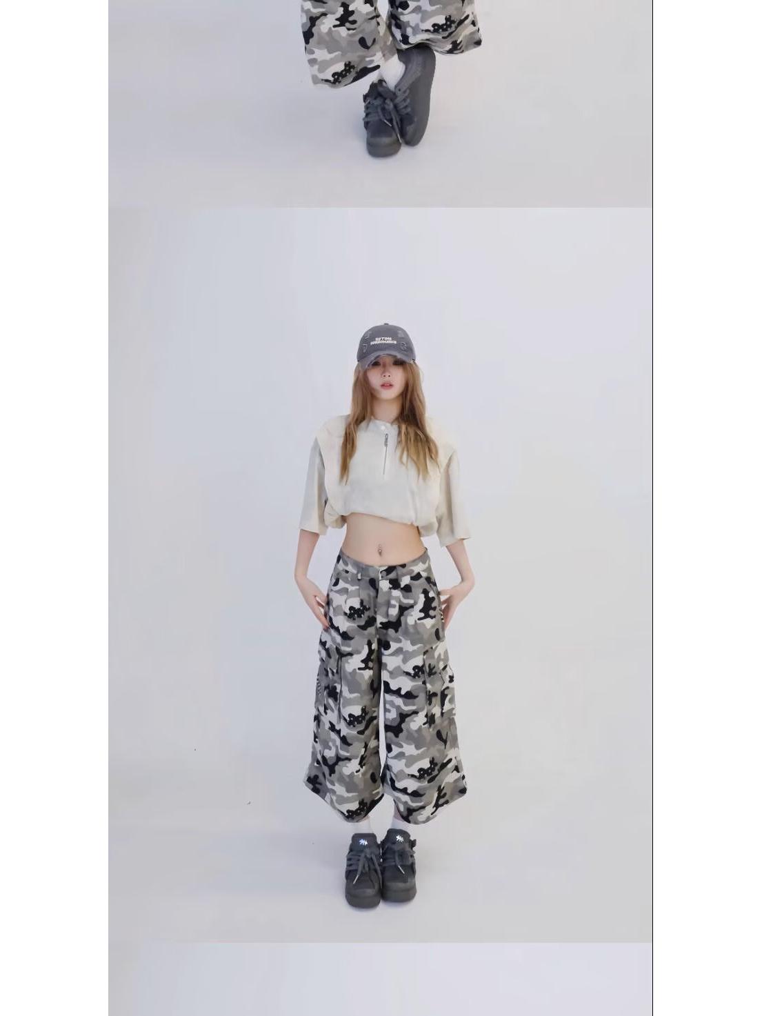 

Women s Gray & White Camouflage Retro Multi-Pocket Capri Pants Extra Large білий