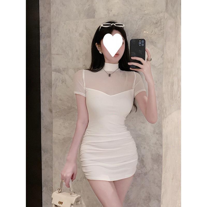 O homem pequeno usa um vestido requintado de estilo puro desejo, sexy, com costura em rede, justo à cintura, que envolve os quadris, de mangas curtas