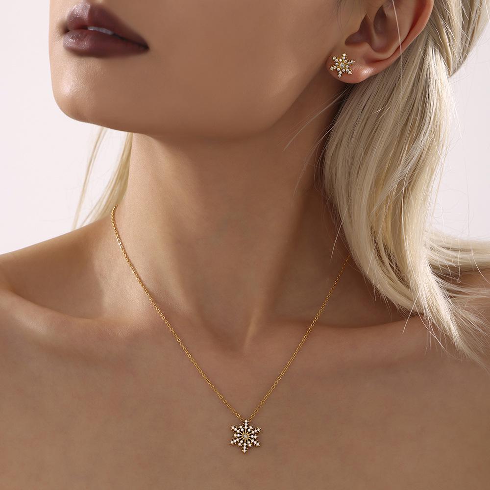 Mi Duoduo Christmas Zircon Snowflake Pendant Necklace - Titanium Steel, Non-Fading Jewelry for Women.