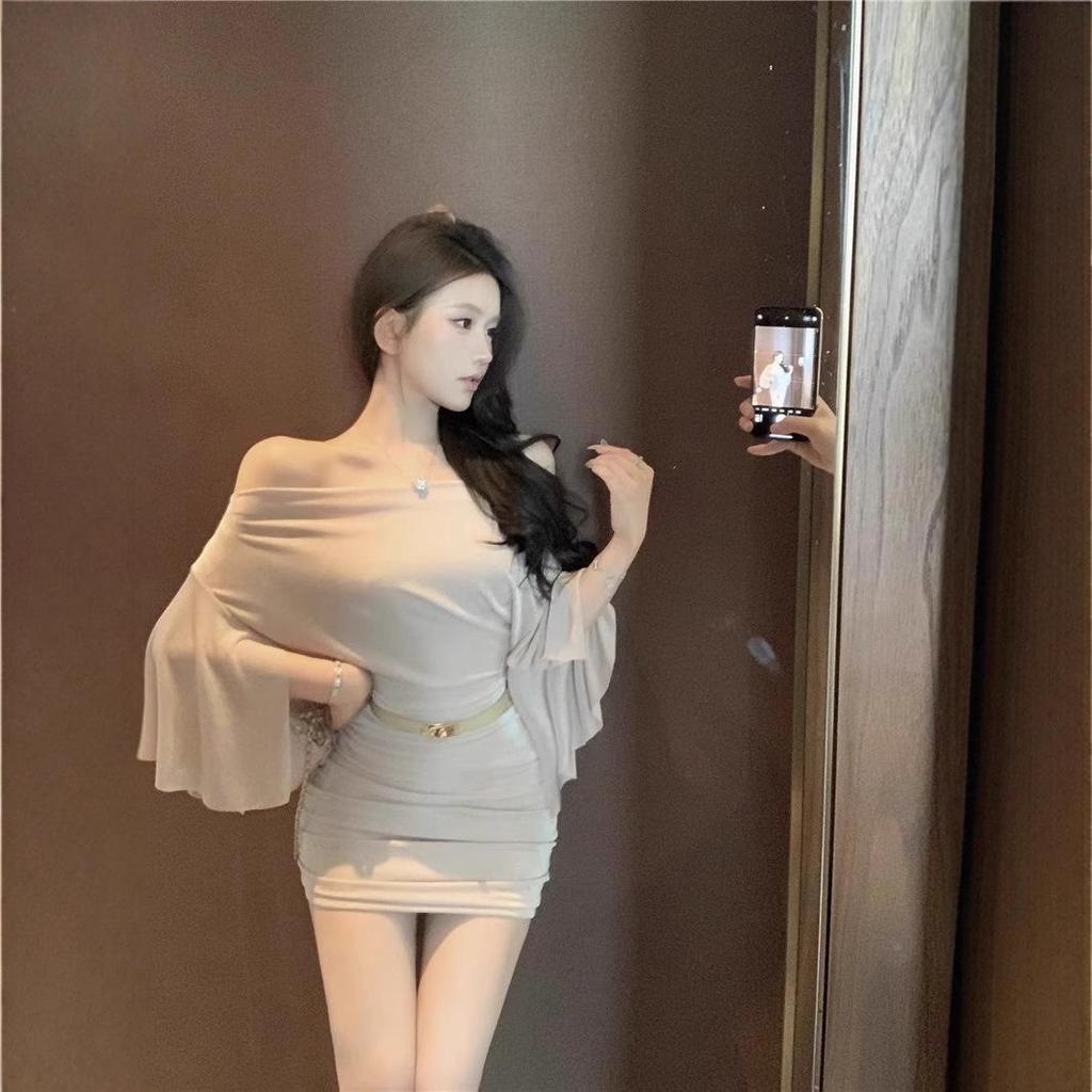 Herbst Schlankmachendes Off-Shoulder Langarm Mini Kleid – Damen Plissiert, Rückenfrei, Taillenbetont