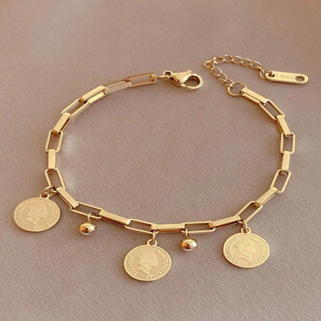 Fashion Niche Design Stainless Steel Love Temperament Peach Heart Ot Buckle Bracelet Suitable for Women To Wear As Holiday Gifts