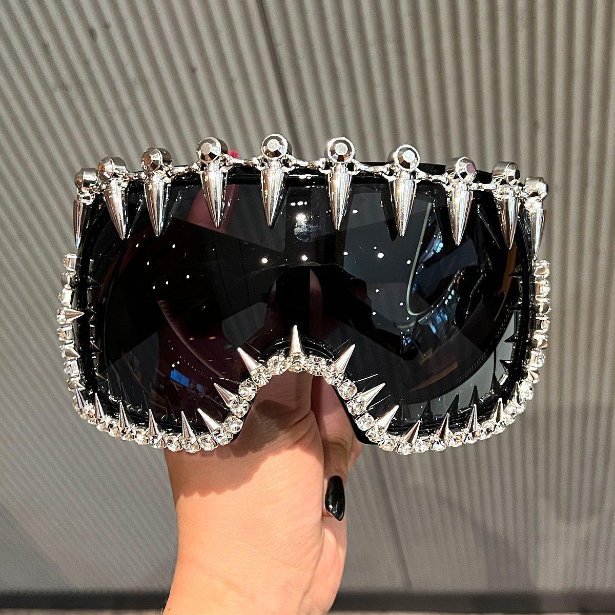 

2026 Oversized Dark Punk Rivet Sunglasses Men Y2K Futuristic One Piece Shield Style Women High Quality UV Protection Hip Hop коричневий