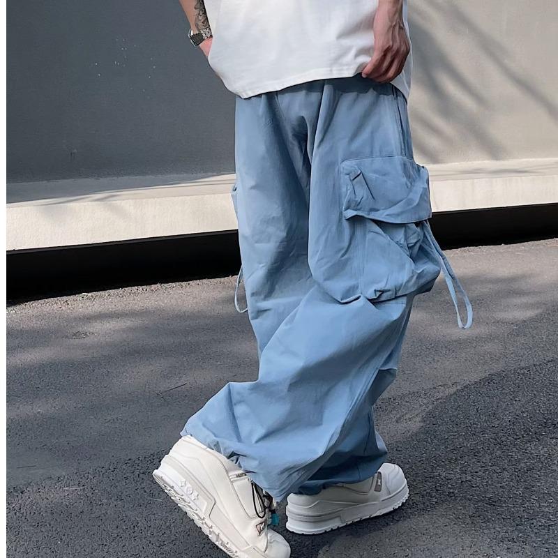 Trendige Herrenhose mit mehreren Taschen und weitem Bein im Loose-Fit