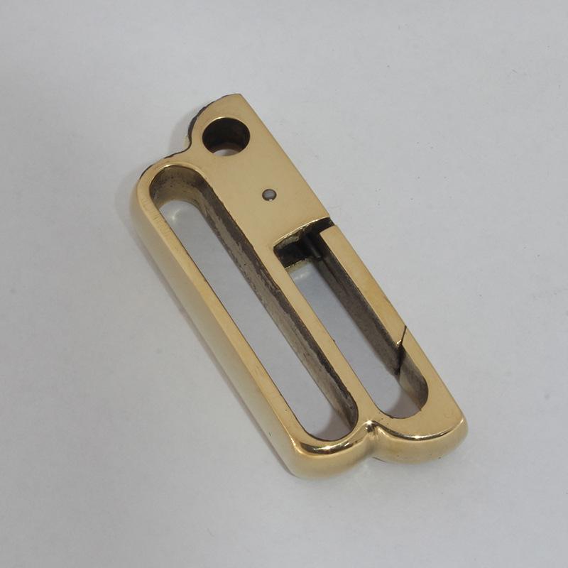 Handgefertigter Edelstahl-Schlüsselanhänger mit Leder-Gürtelschlaufe - Klassisches Sportaccessoire für Herren