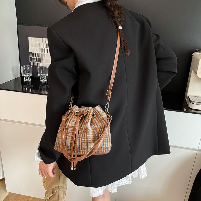 Vintage Plaid Women Woolen Shoulder Bucket Bags Korean Style Ladies Drawstring Handbags Autumn Versatile Female Crossbody Bag
