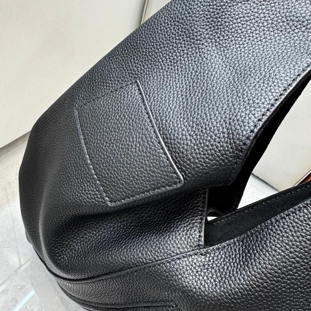 Cross-border first-layer cowhide commuter large-capacity women's bag zipper triangle bag versatile portable shoulder lazy wind underarm bag