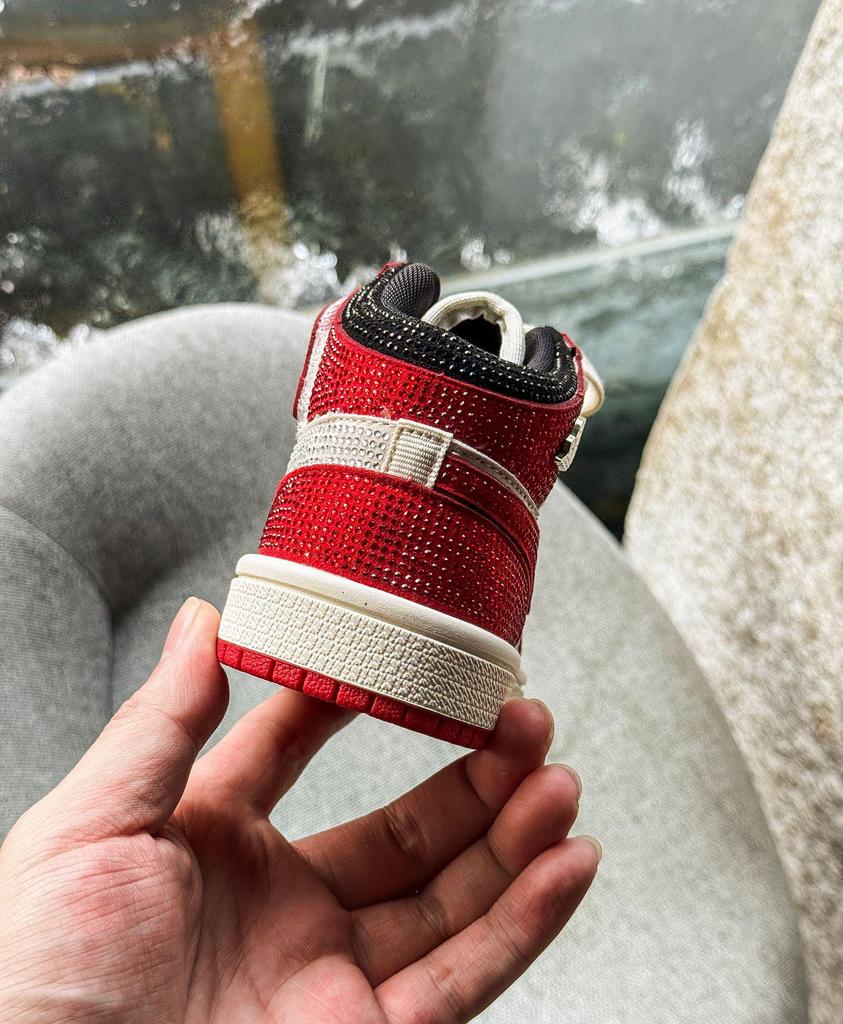 Jarní dětská móda 2026 Červené vysoké tenisky s kamínky